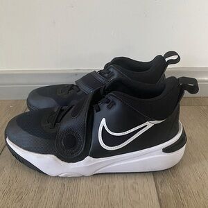 Nike team hustle d 11 baske shoes